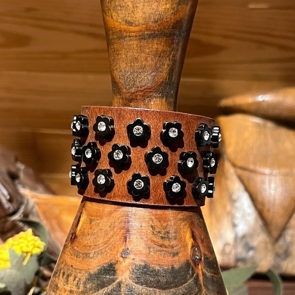 Leather with Enamel Black Daisy Flowers and Rhinestones Adjustable Bracelet - Picture 2 of 11